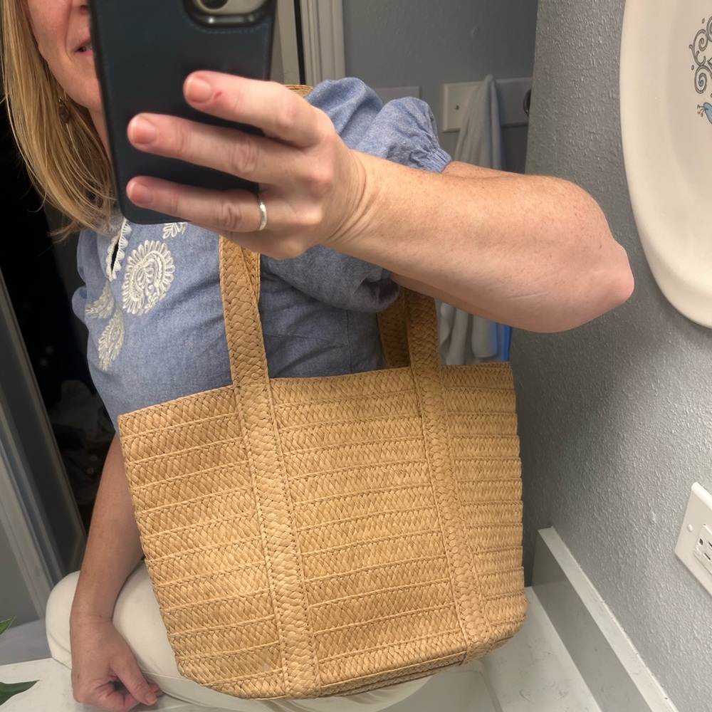 Draper James Tan Straw Purse. navy liner with snap closure. Inside Zip pocket.